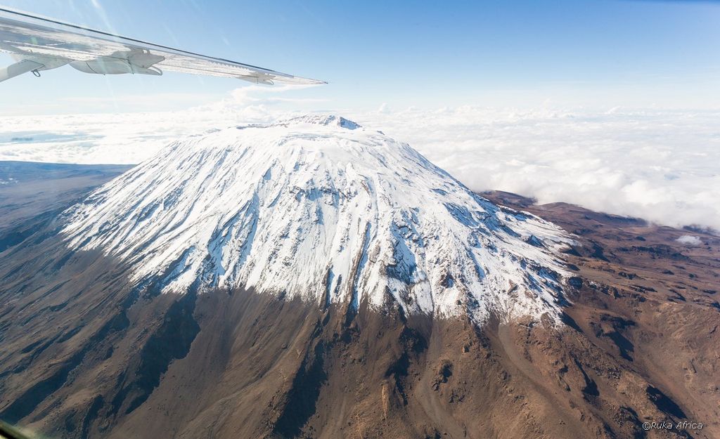 Schneebedeckter Kilimanjaro aus der Luft